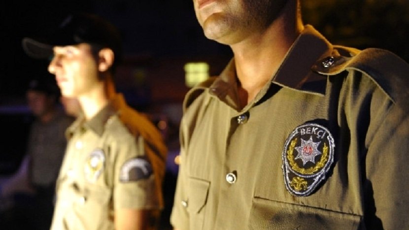 İzmir’de bekçiler bir genci darp ederek gözaltına aldı