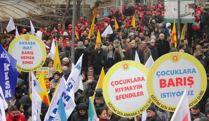 2015’te greve katılarak ihraç edilen, daha sonra göreve dönen öğretmenlerin 2099’a kadar sınav gözetmeni olması yasaklandı!